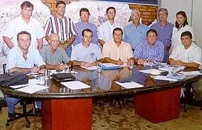 Diretoria de 2004 reunida numa mesa oval