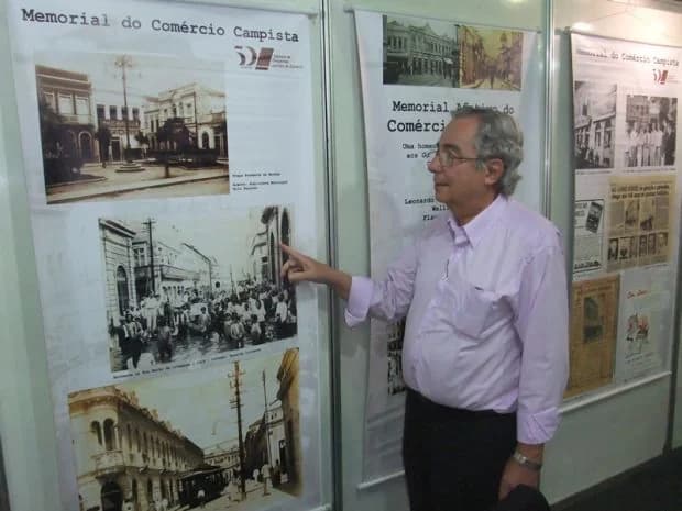 Visitante diante dos painéis de fotos antigas do Memorial do Comércio Campista, na exposição de 2013