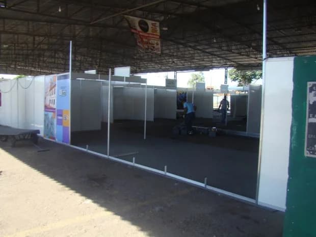 Montagem dos estandes no pavilhão, 2014