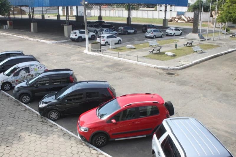 Estacionamento ao lado da sede da Fundação