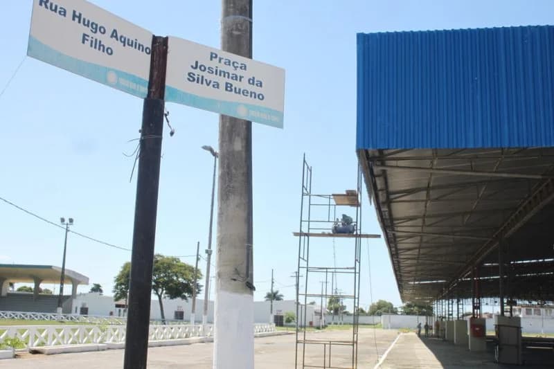 Placas da rua Hugo Aquino Filho e da Praça Josimar da Silva Bueno
