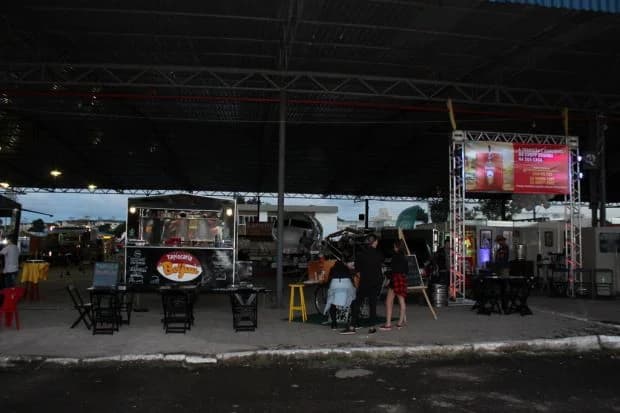 Praça de alimentação do parque durante a exposição