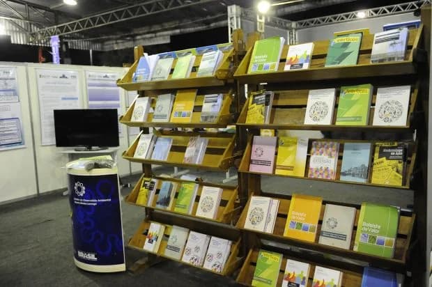 Estande do IFF com livros na exposição de 2017