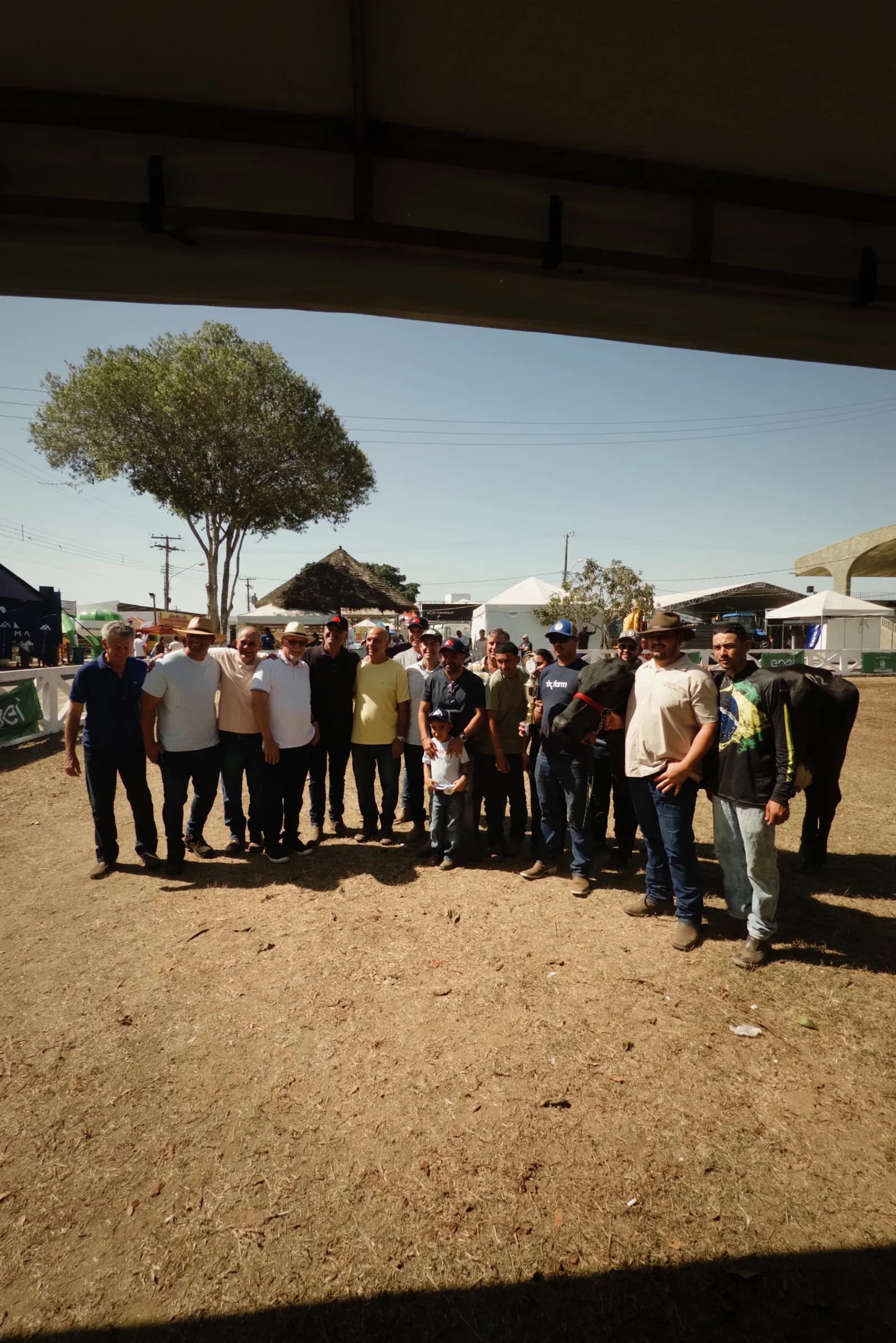 Criadores e expositores reunidos na pista do Parque da Pecuária, sob o céu azul