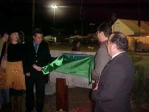 Descerramento de placa na abertura da exposição de 2002