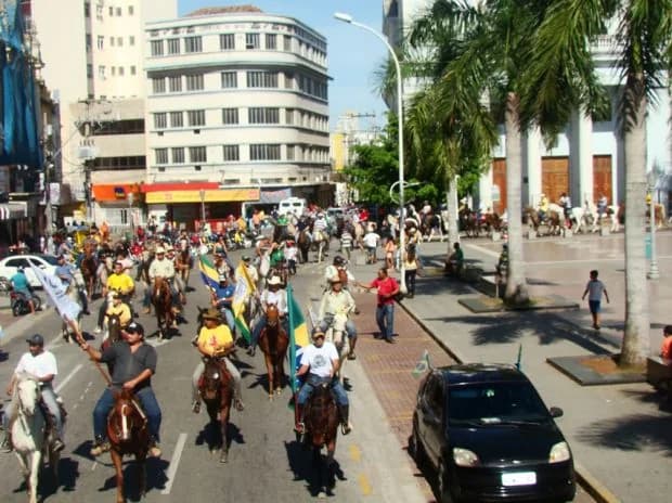Cavalgada da exposição passa pelo Centro de Campos em 2014