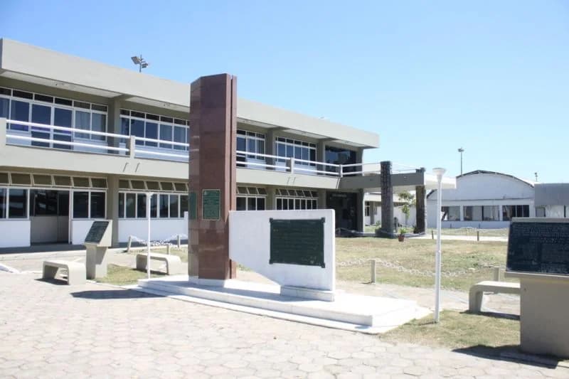 Monumento com as placas de homenagem diante da sede da Fundação, em 2016