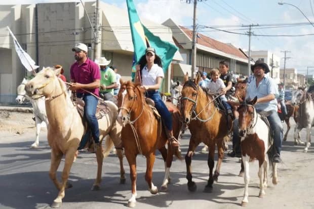 Cavaleiros e amazonas na cavalgada de abertura da 57ª exposição