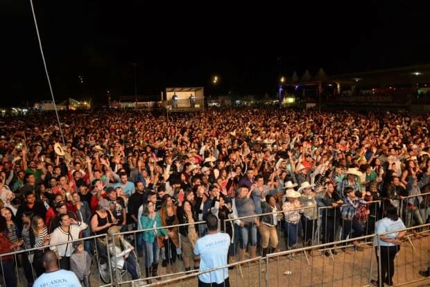 Público lotado diante do palco numa noite da exposição de 2016