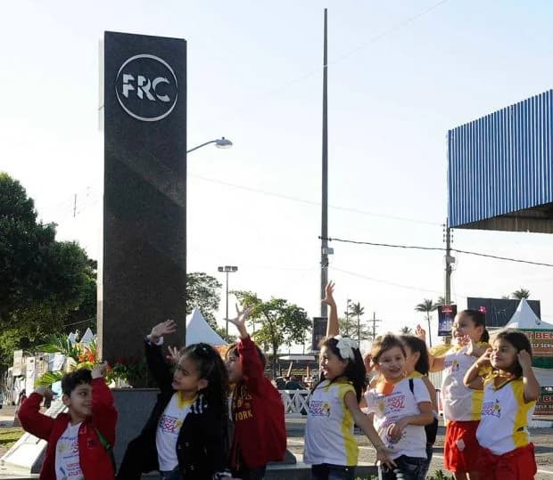 Alunos de uma escola em visita ao parque, junto ao totem da FRC, em 2016