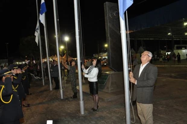 Hasteamento das bandeiras na abertura da exposição de 2016