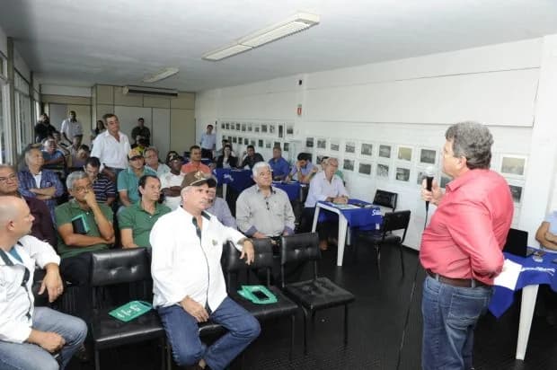 Produtores e compradores na rodada de negócios no auditório em 2017