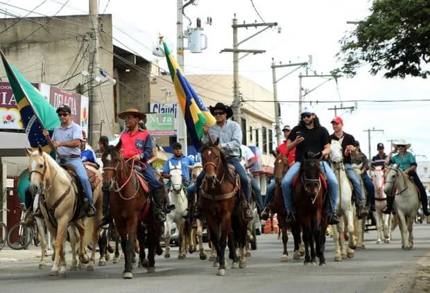 Cavaleiros com bandeiras na cavalgada de 2018